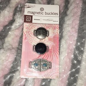 Magnet buckles